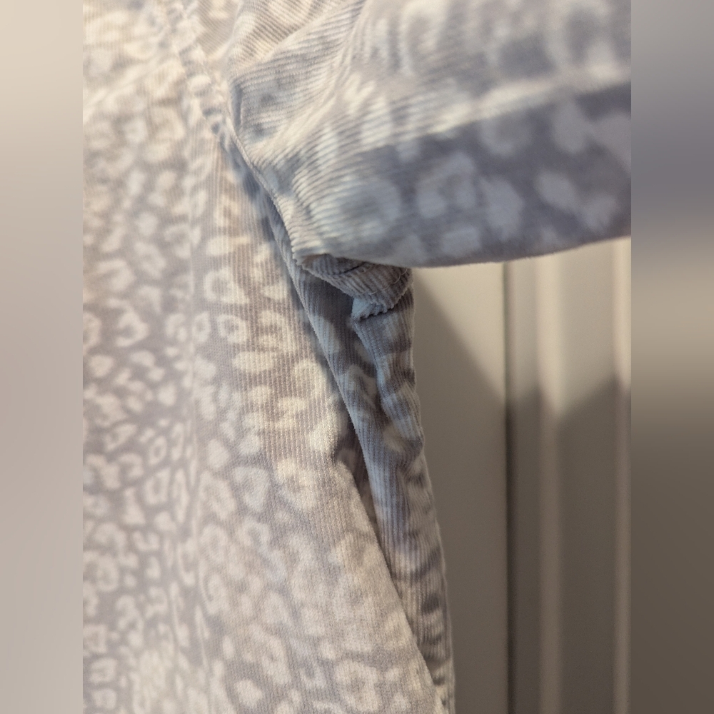 Chico's women's grey white leopard print long slv flannel button shirt Size 2 *L - Picture 4 of 11